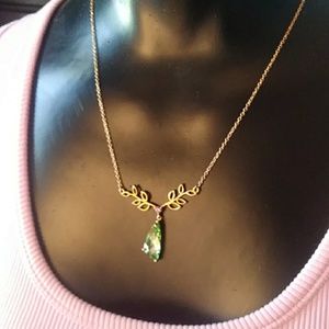 Purple sapphire and swarovski green Crystal neckl.